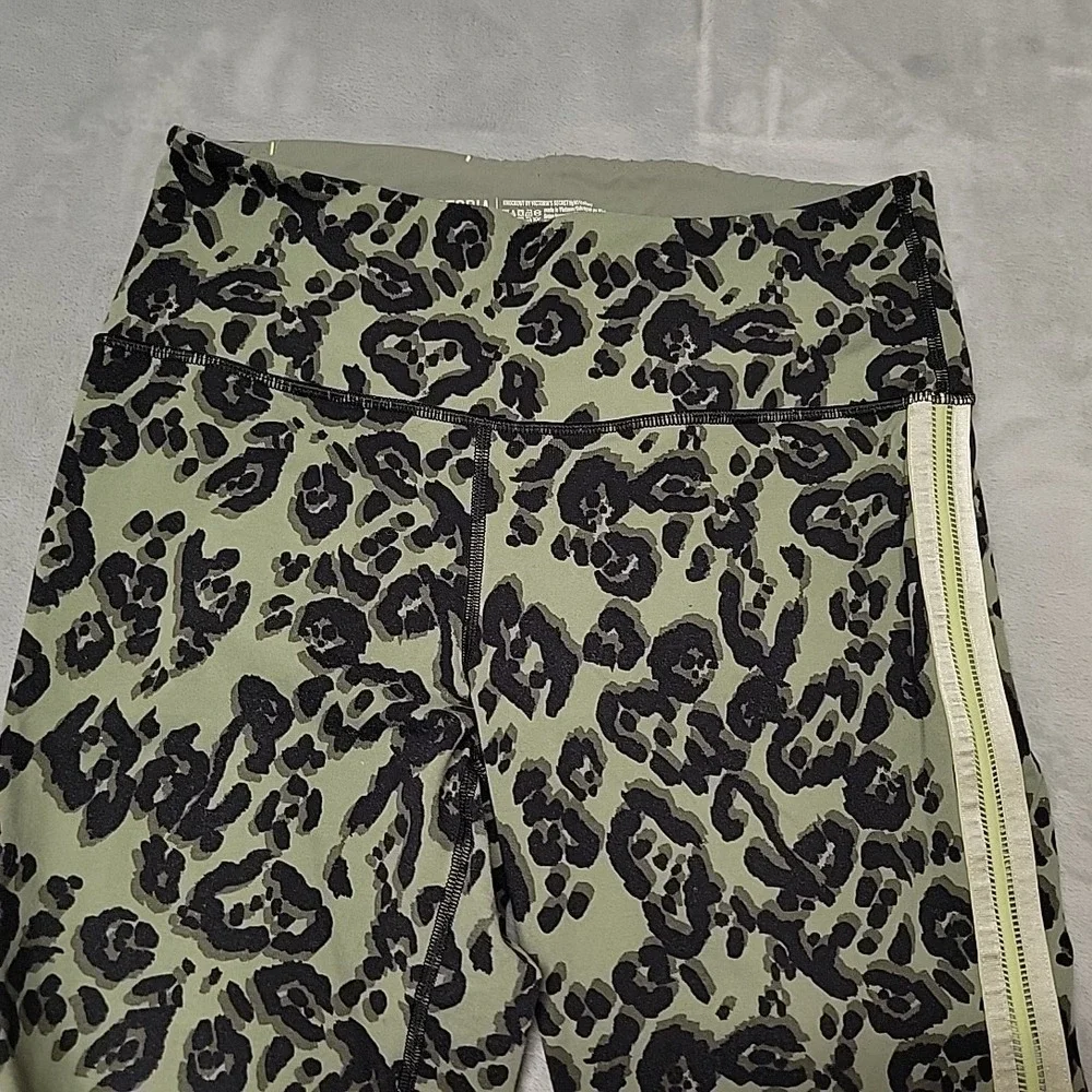 Victoria Sport Tight Womens M Green Knockout Leopard Print Side Stripe Gym Wear